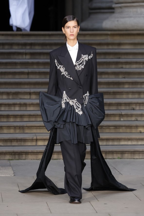  Donosimo pregled najatraktivnijih lookova s Tjedna mode u Londonu za proljeće 2025