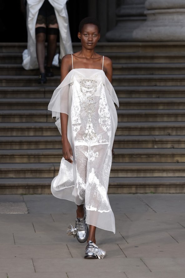  Donosimo pregled najatraktivnijih lookova s Tjedna mode u Londonu za proljeće 2025