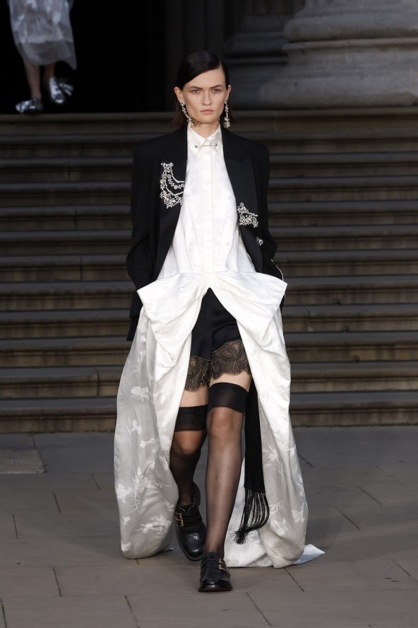  Donosimo pregled najatraktivnijih lookova s Tjedna mode u Londonu za proljeće 2025