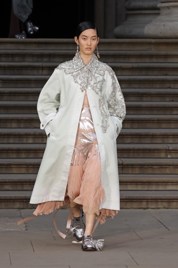  Donosimo pregled najatraktivnijih lookova s Tjedna mode u Londonu za proljeće 2025