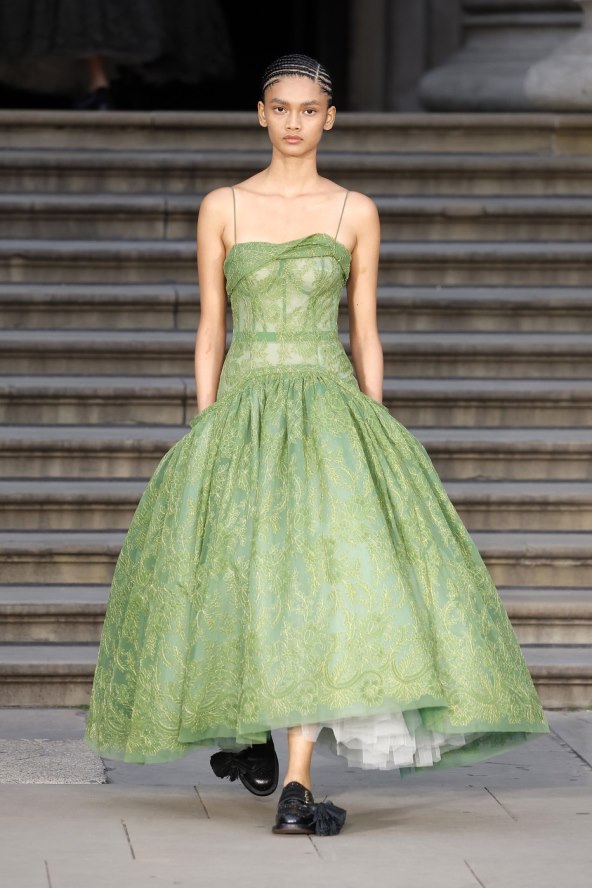  Donosimo pregled najatraktivnijih lookova s Tjedna mode u Londonu za proljeće 2025