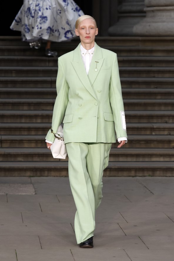  Donosimo pregled najatraktivnijih lookova s Tjedna mode u Londonu za proljeće 2025