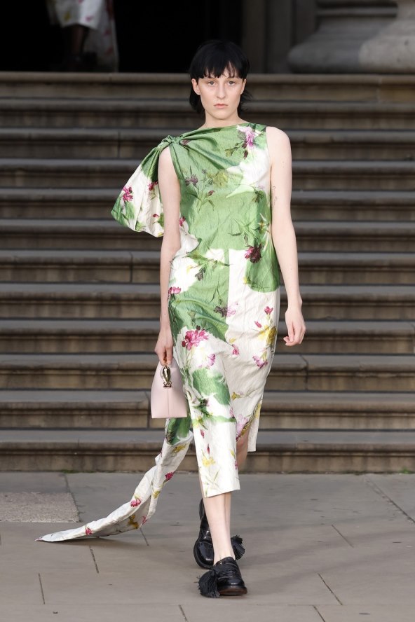  Donosimo pregled najatraktivnijih lookova s Tjedna mode u Londonu za proljeće 2025