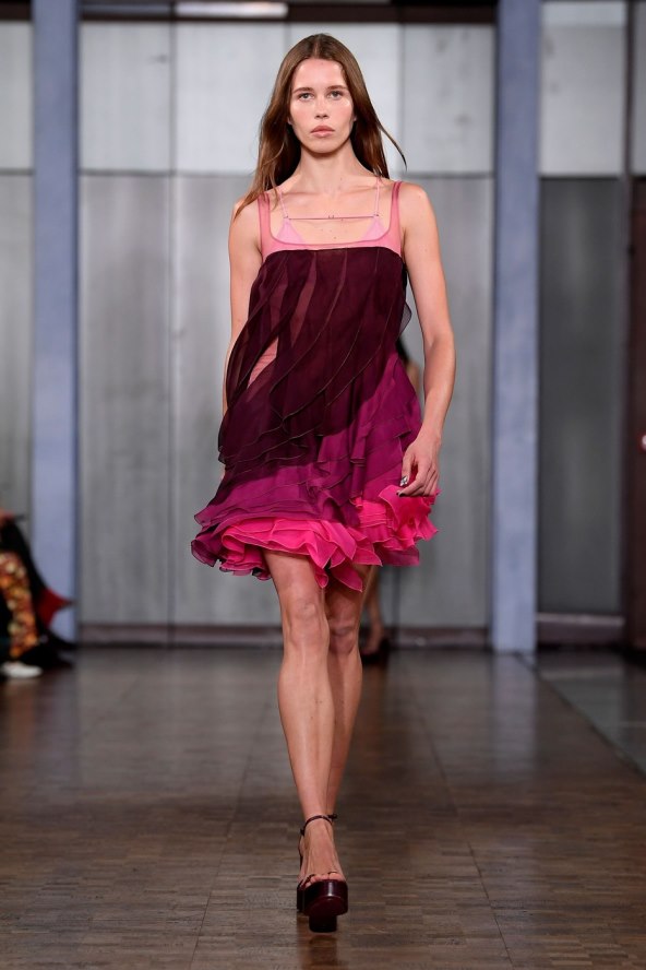  Donosimo pregled najatraktivnijih lookova s Tjedna mode u Londonu za proljeće 2025