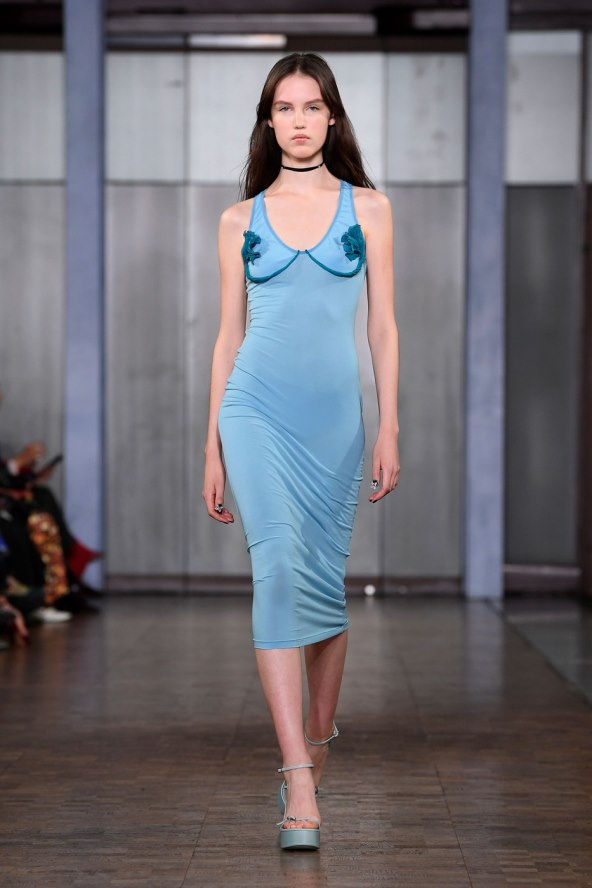  Donosimo pregled najatraktivnijih lookova s Tjedna mode u Londonu za proljeće 2025