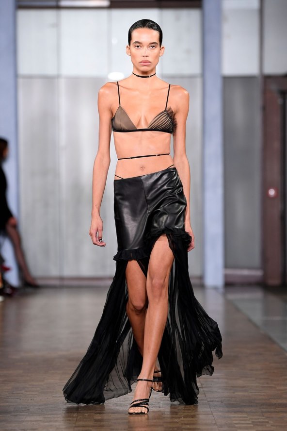  Donosimo pregled najatraktivnijih lookova s Tjedna mode u Londonu za proljeće 2025