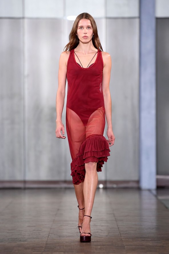  Donosimo pregled najatraktivnijih lookova s Tjedna mode u Londonu za proljeće 2025