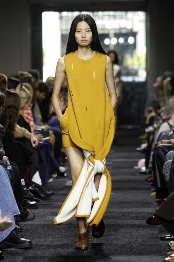  Donosimo pregled najatraktivnijih lookova s Tjedna mode u Londonu za proljeće 2025