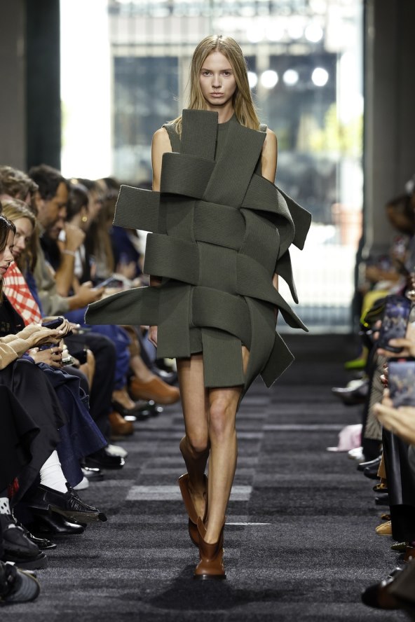  Donosimo pregled najatraktivnijih lookova s Tjedna mode u Londonu za proljeće 2025