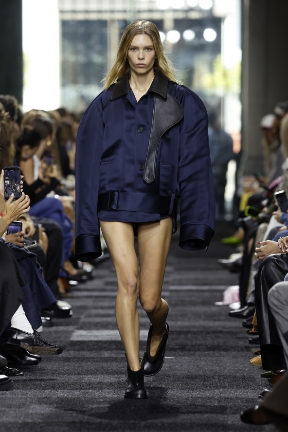  Donosimo pregled najatraktivnijih lookova s Tjedna mode u Londonu za proljeće 2025