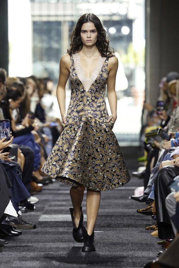  Donosimo pregled najatraktivnijih lookova s Tjedna mode u Londonu za proljeće 2025