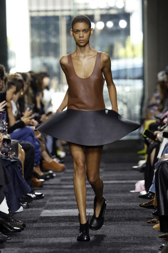  Donosimo pregled najatraktivnijih lookova s Tjedna mode u Londonu za proljeće 2025