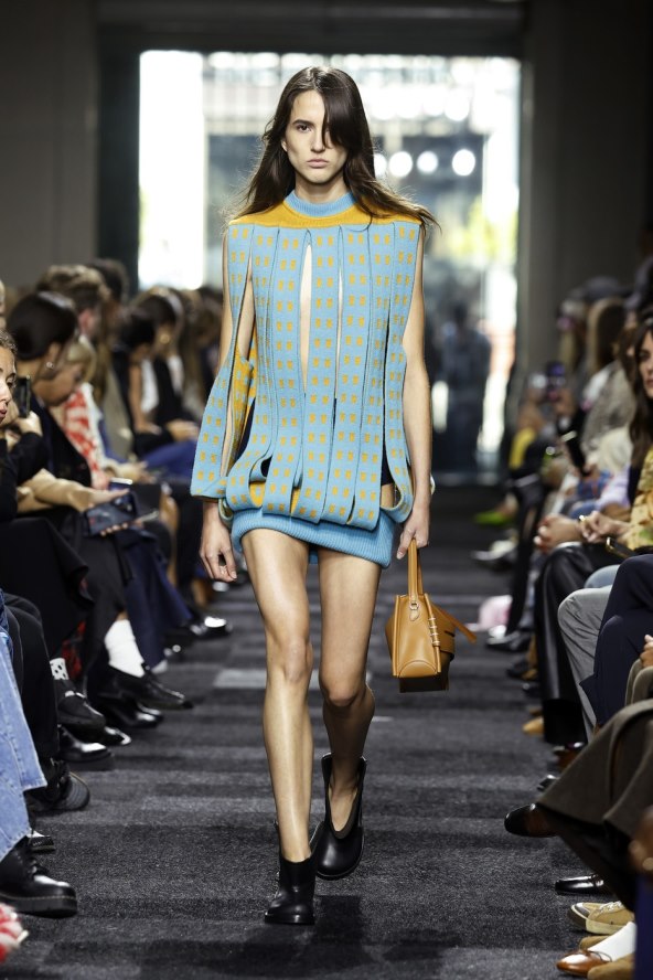  Donosimo pregled najatraktivnijih lookova s Tjedna mode u Londonu za proljeće 2025