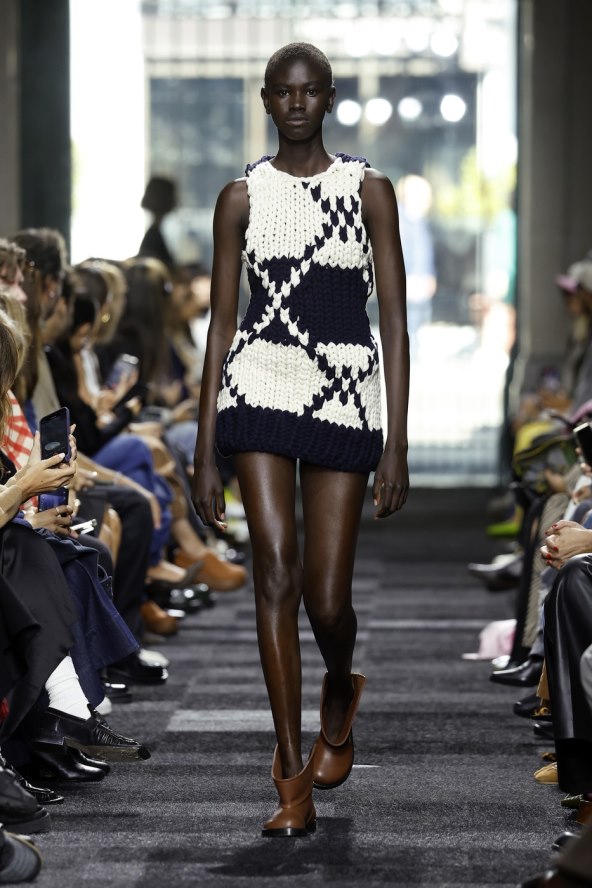  Donosimo pregled najatraktivnijih lookova s Tjedna mode u Londonu za proljeće 2025