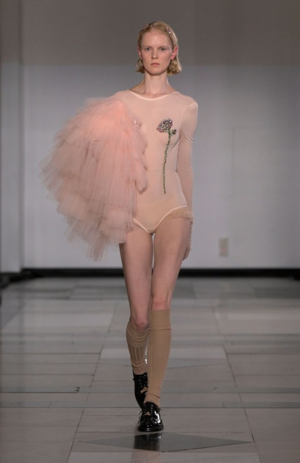  Donosimo pregled najatraktivnijih lookova s Tjedna mode u Londonu za proljeće 2025