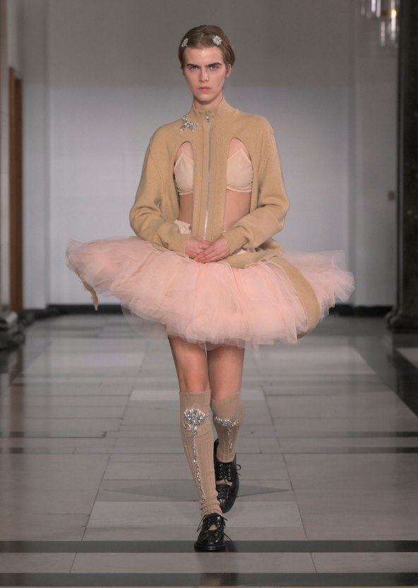  Donosimo pregled najatraktivnijih lookova s Tjedna mode u Londonu za proljeće 2025