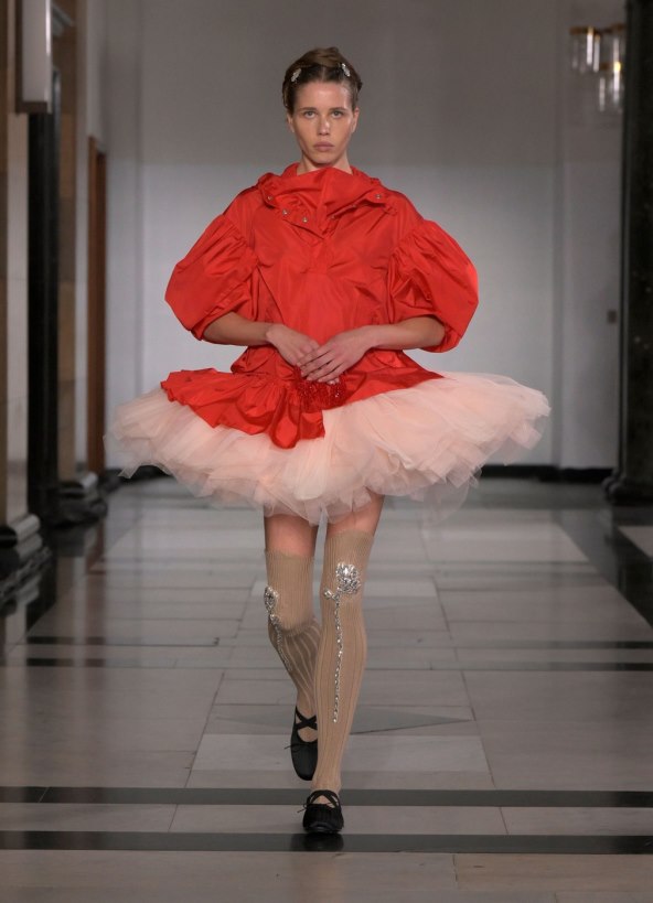  Donosimo pregled najatraktivnijih lookova s Tjedna mode u Londonu za proljeće 2025