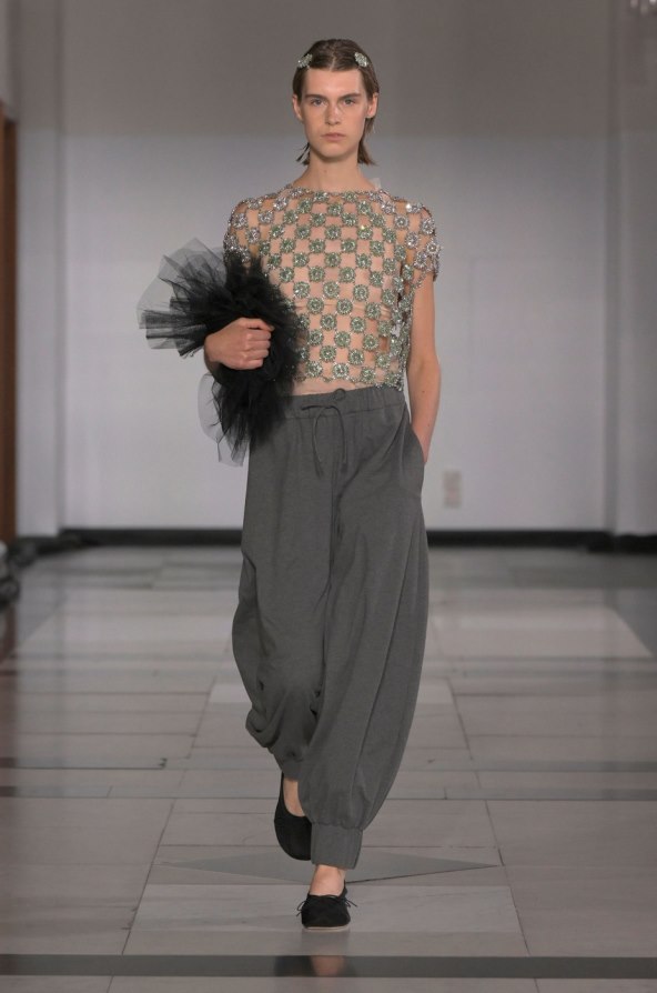  Donosimo pregled najatraktivnijih lookova s Tjedna mode u Londonu za proljeće 2025