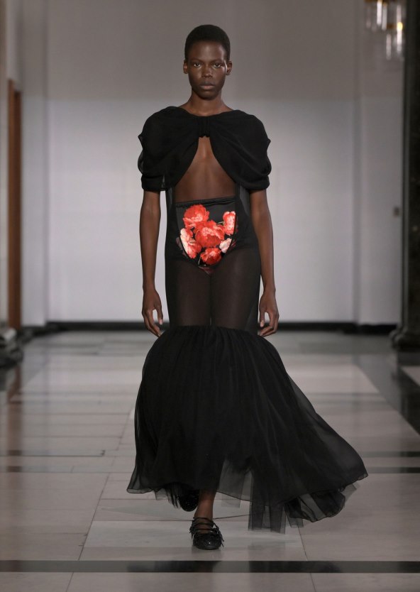  Donosimo pregled najatraktivnijih lookova s Tjedna mode u Londonu za proljeće 2025