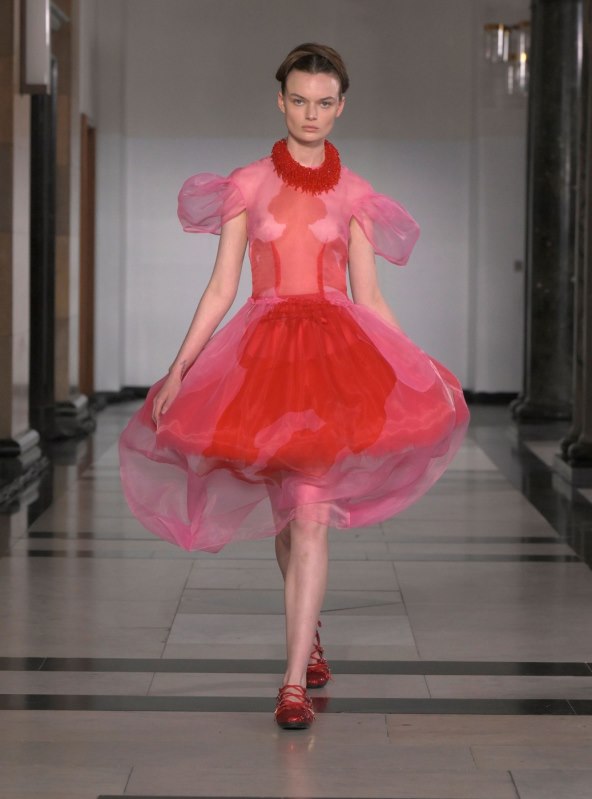  Donosimo pregled najatraktivnijih lookova s Tjedna mode u Londonu za proljeće 2025