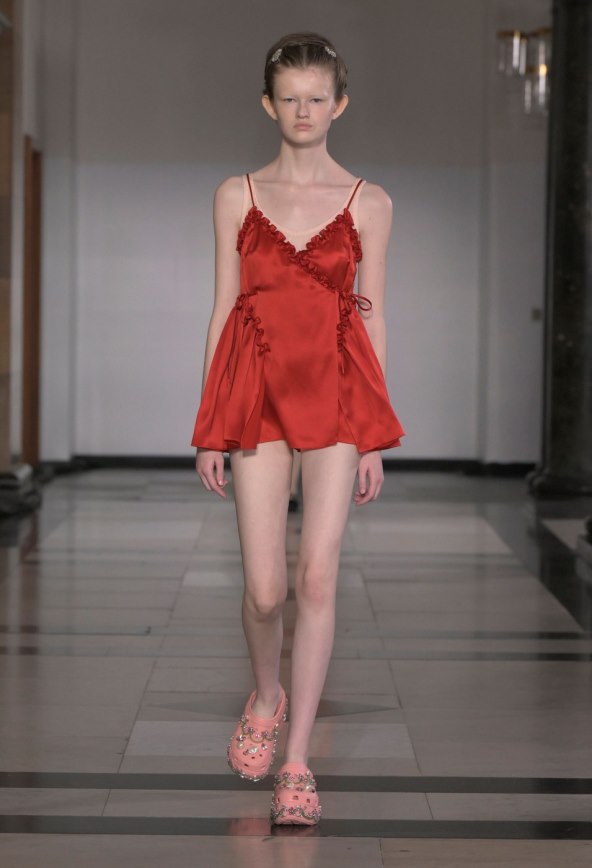  Donosimo pregled najatraktivnijih lookova s Tjedna mode u Londonu za proljeće 2025