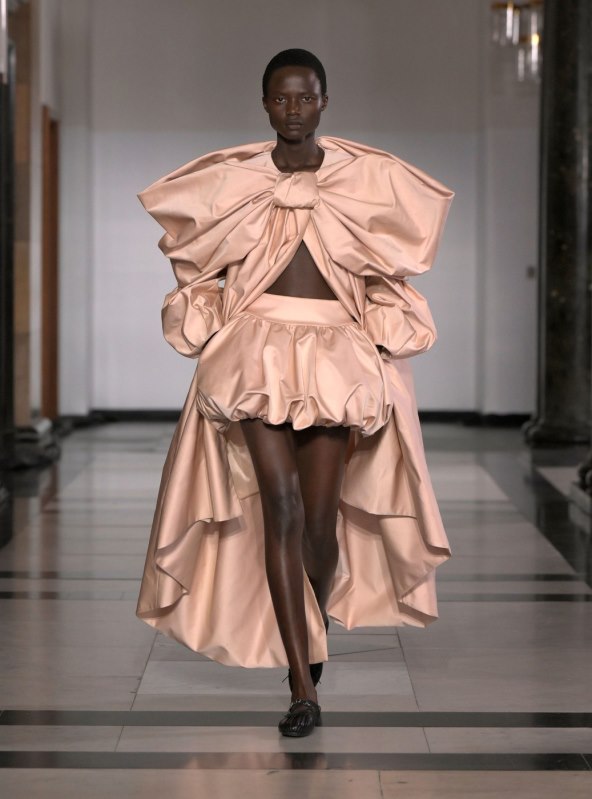  Donosimo pregled najatraktivnijih lookova s Tjedna mode u Londonu za proljeće 2025