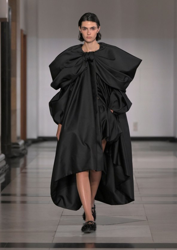  Donosimo pregled najatraktivnijih lookova s Tjedna mode u Londonu za proljeće 2025