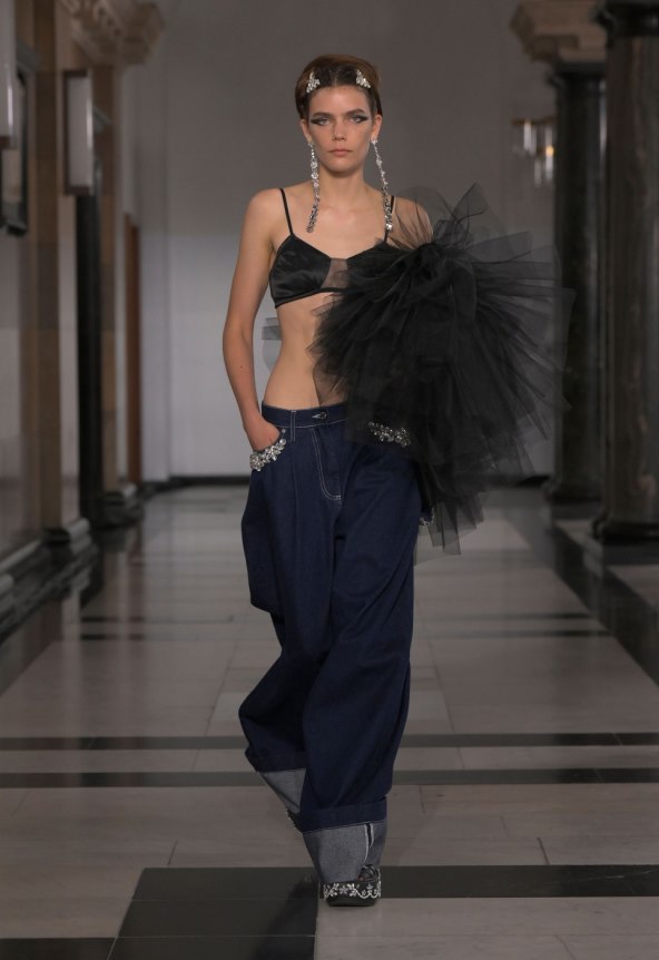  Donosimo pregled najatraktivnijih lookova s Tjedna mode u Londonu za proljeće 2025