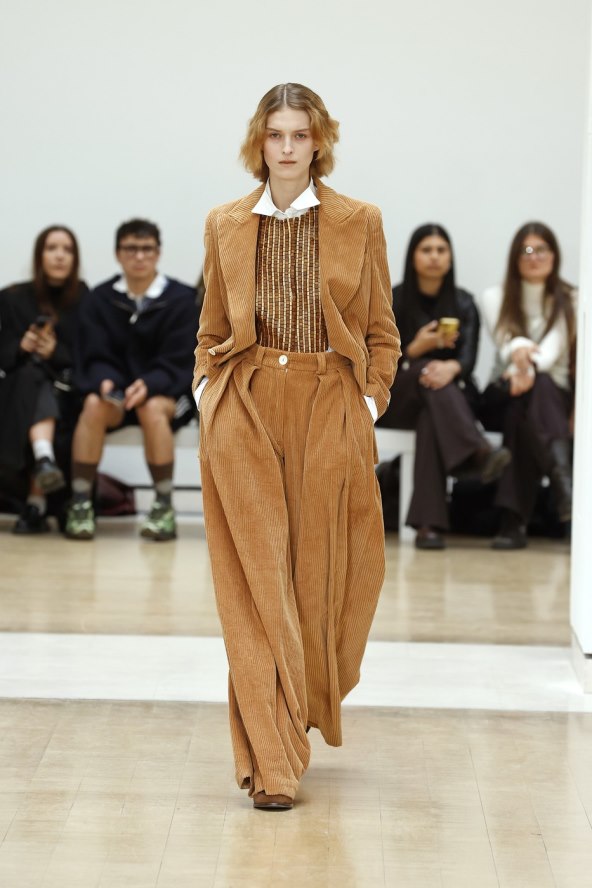  Donosimo pregled najatraktivnijih lookova s Tjedna mode u Londonu za proljeće 2025