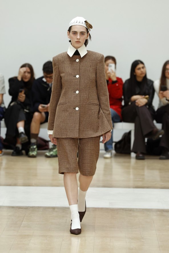  Donosimo pregled najatraktivnijih lookova s Tjedna mode u Londonu za proljeće 2025