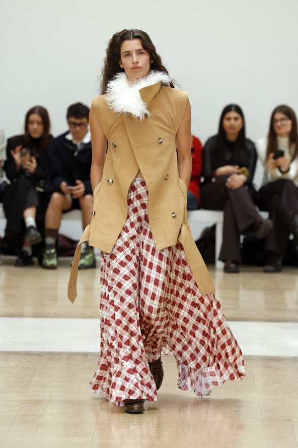  Donosimo pregled najatraktivnijih lookova s Tjedna mode u Londonu za proljeće 2025