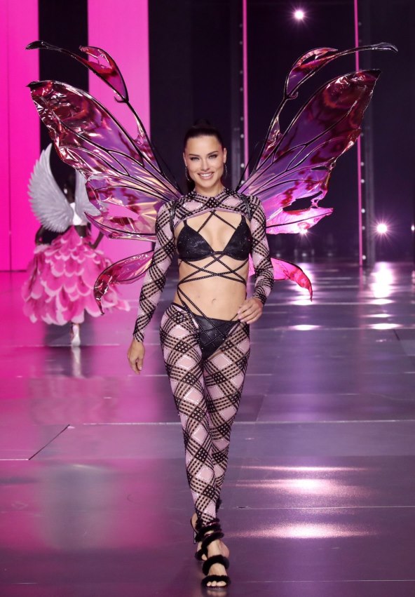Adriana Lima zablistala na reviji Victorias Secret
