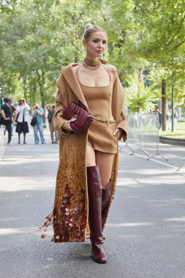 Burgundy boja street style Milano 2024
