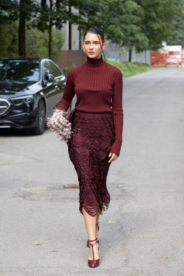 Burgundy boja street style Milano 2024