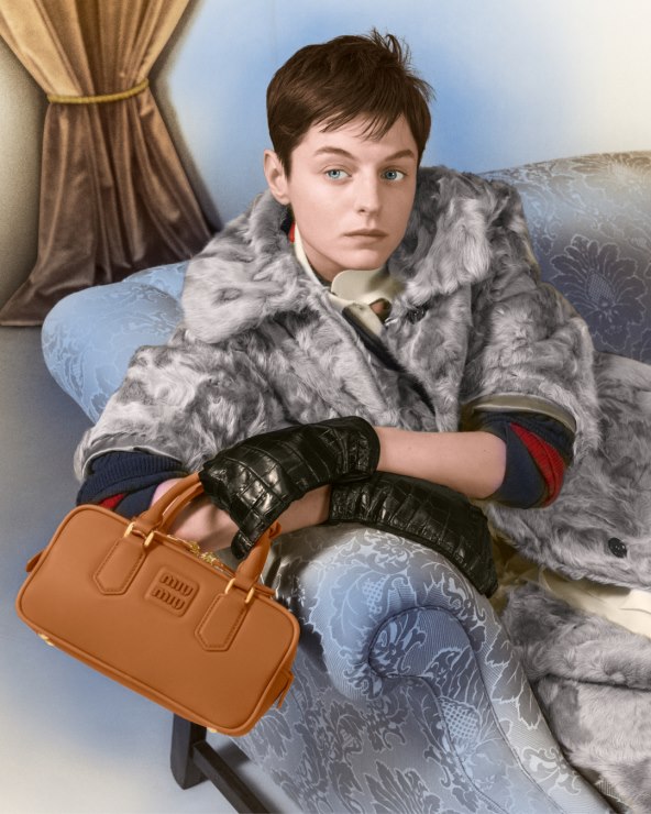 Miu Miu objavio blagdansku kampanju za 2024 s Emmom Corrin u glavnoj ulozi