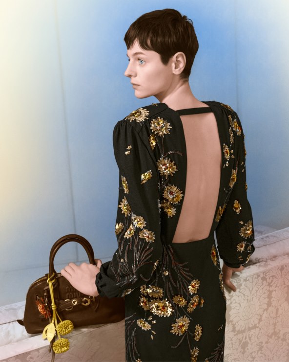 Miu Miu objavio blagdansku kampanju za 2024 s Emmom Corrin u glavnoj ulozi