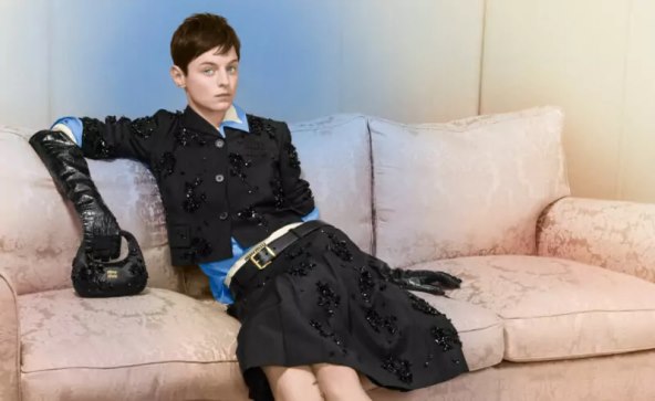 Miu Miu objavio blagdansku kampanju za 2024 s Emmom Corrin u glavnoj ulozi