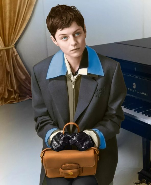 Miu Miu objavio blagdansku kampanju za 2024 s Emmom Corrin u glavnoj ulozi