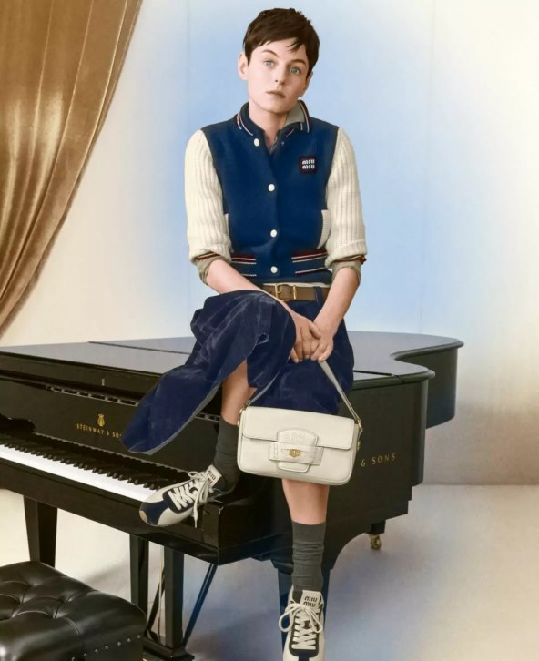 Miu Miu objavio blagdansku kampanju za 2024 s Emmom Corrin u glavnoj ulozi