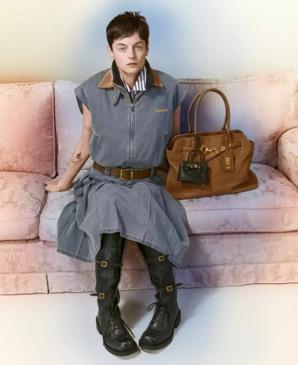 Miu Miu objavio blagdansku kampanju za 2024 s Emmom Corrin u glavnoj ulozi