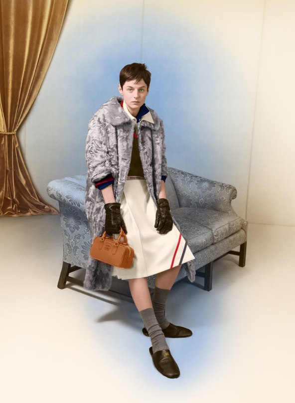 Miu Miu objavio blagdansku kampanju za 2024 s Emmom Corrin u glavnoj ulozi