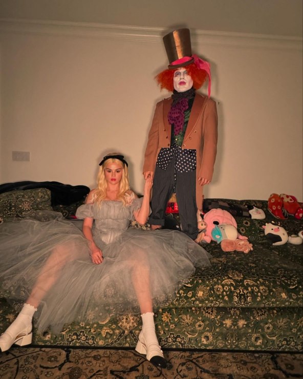 Selena Gomez nosi Alice in Wonderland kostim za Halloween
