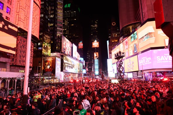 Charli XCX i HM koncert na Times Squareu