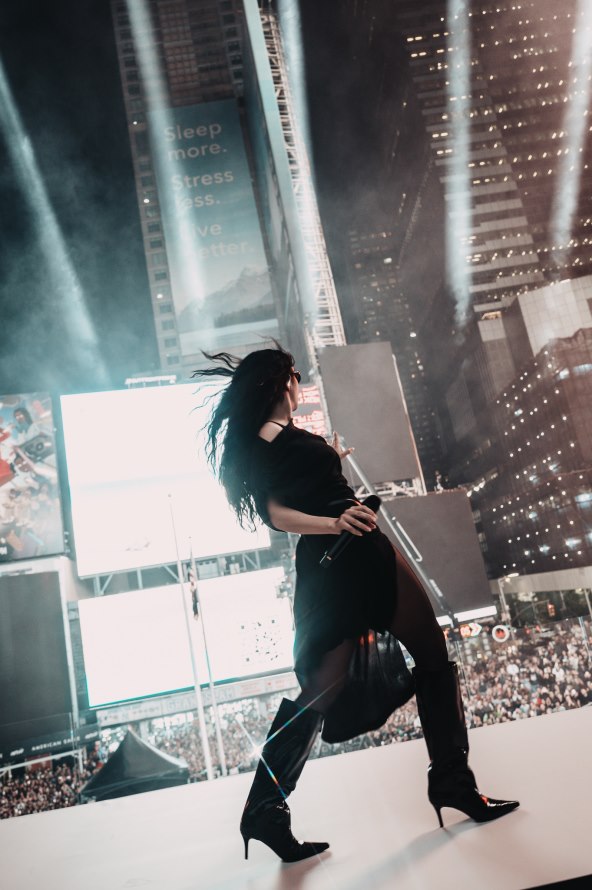 Charli XCX i HM koncert na Times Squareu