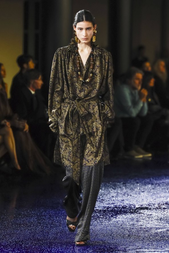Saint Laurent u Parizu predstavio ženstvenu kolekciju za proljeće 2025