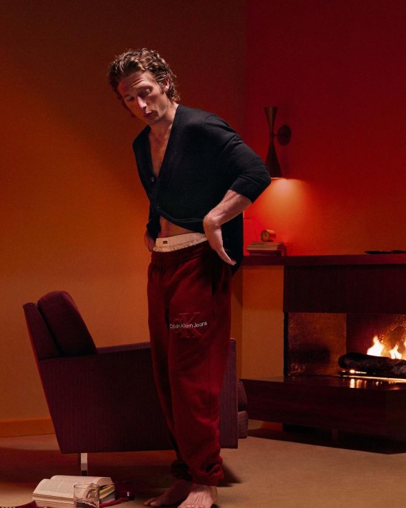 Jeremy Allen White u blagdanskoj kampanji za Calvin Klein