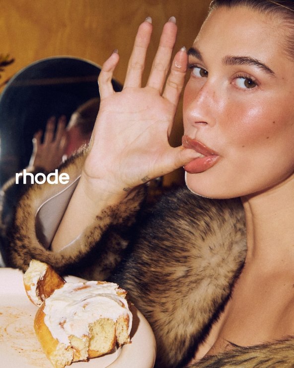 Hailey Bieber zna kako se nosi Mocha Mousse boja 2025