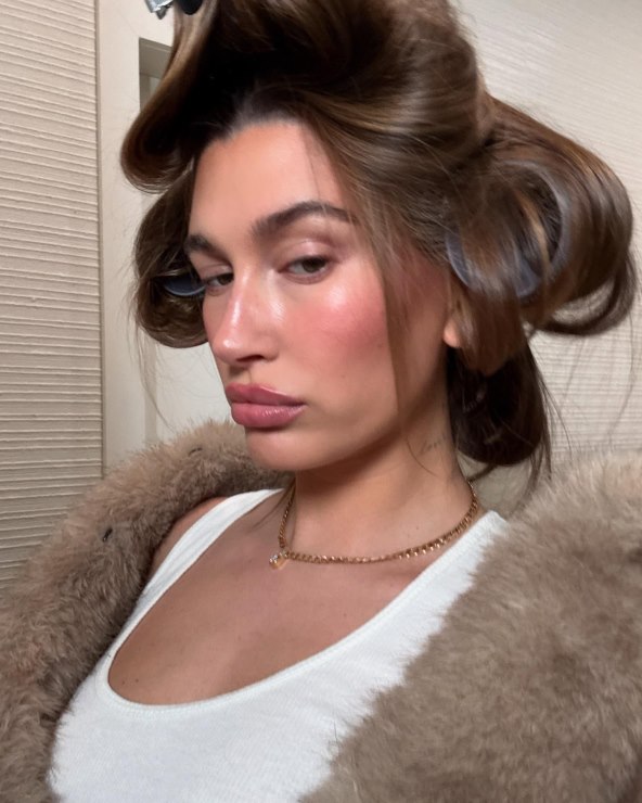 Hailey Bieber zna kako se nosi Mocha Mousse boja 2025