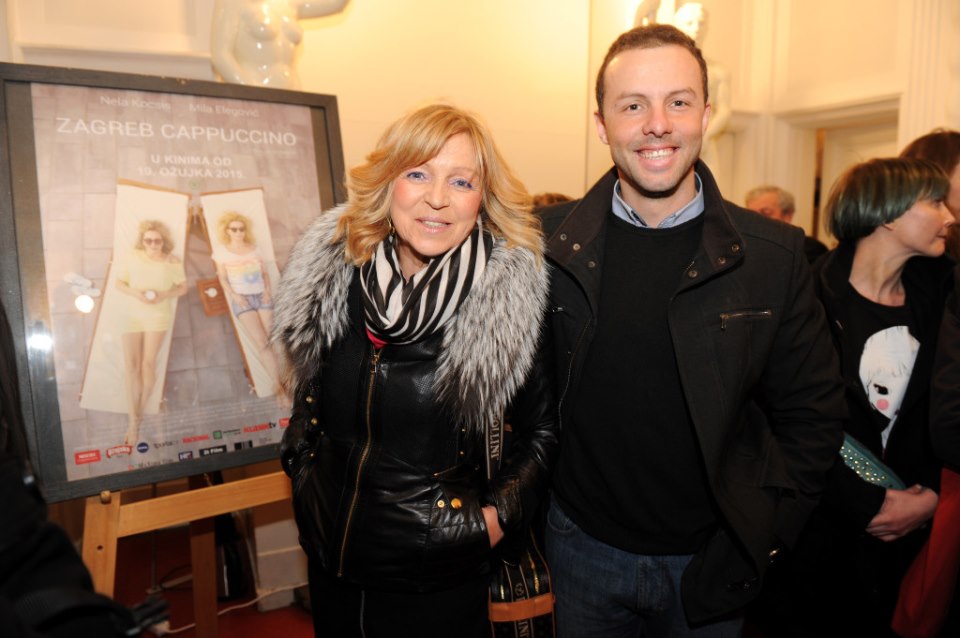 Mila Elegović u kiptećem dekolteu stigla na premijeru