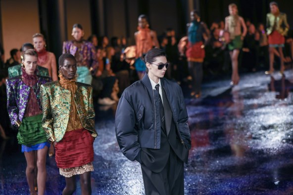 Saint Laurent u Parizu predstavio ženstvenu kolekciju za proljeće 2025